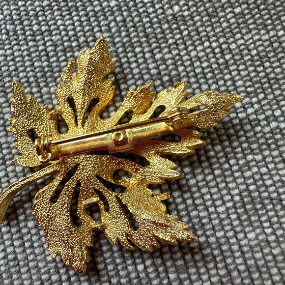 Vintage Gold Leaf Brooch - Picture 13 of 15